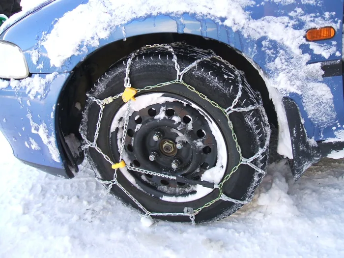 裝在前輪上的金屬雪鏈