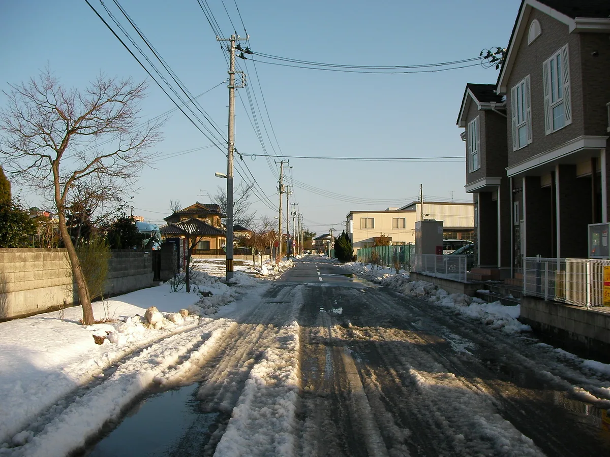 宮城縣大和町，下雪過後的住宅區道路