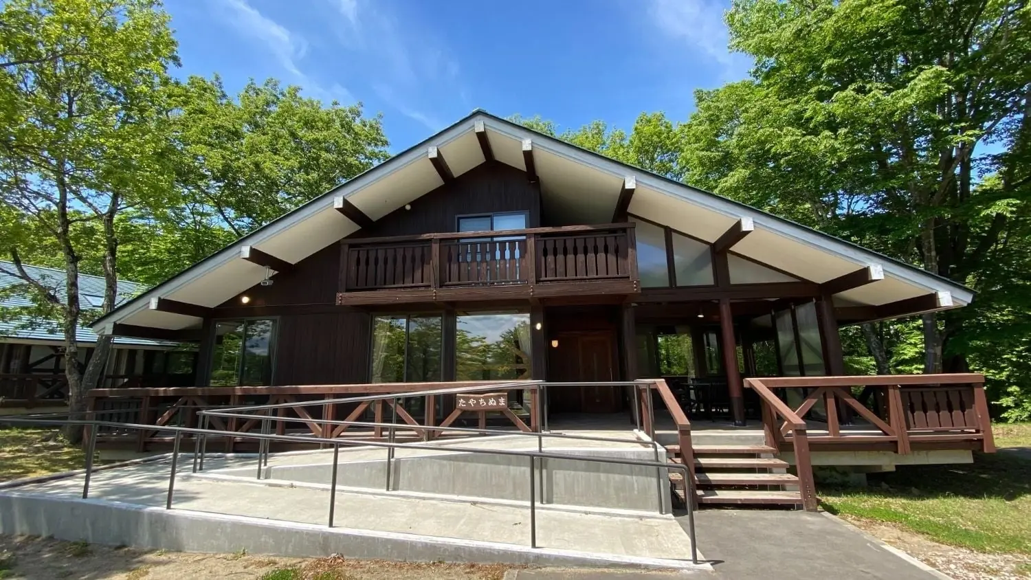 森林裡的原木小屋外觀